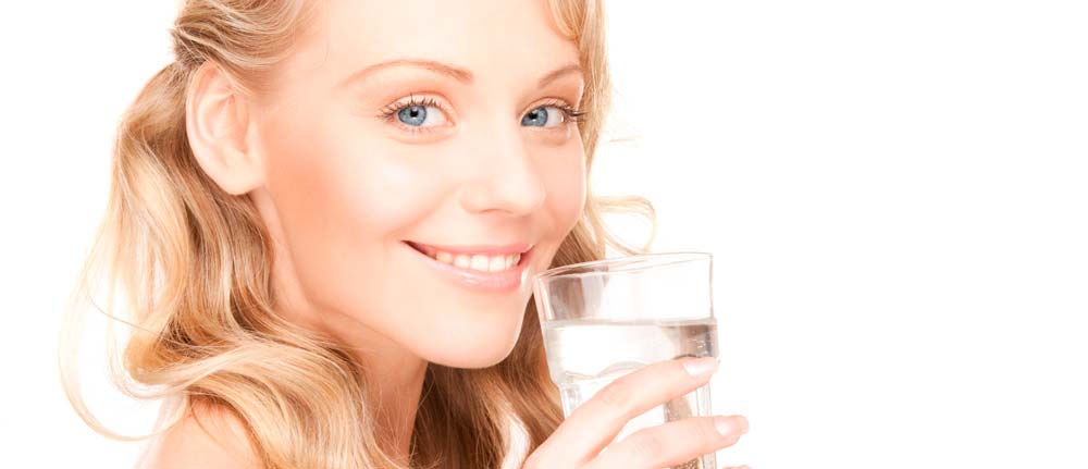 Beneficios para salud dental de beber agua