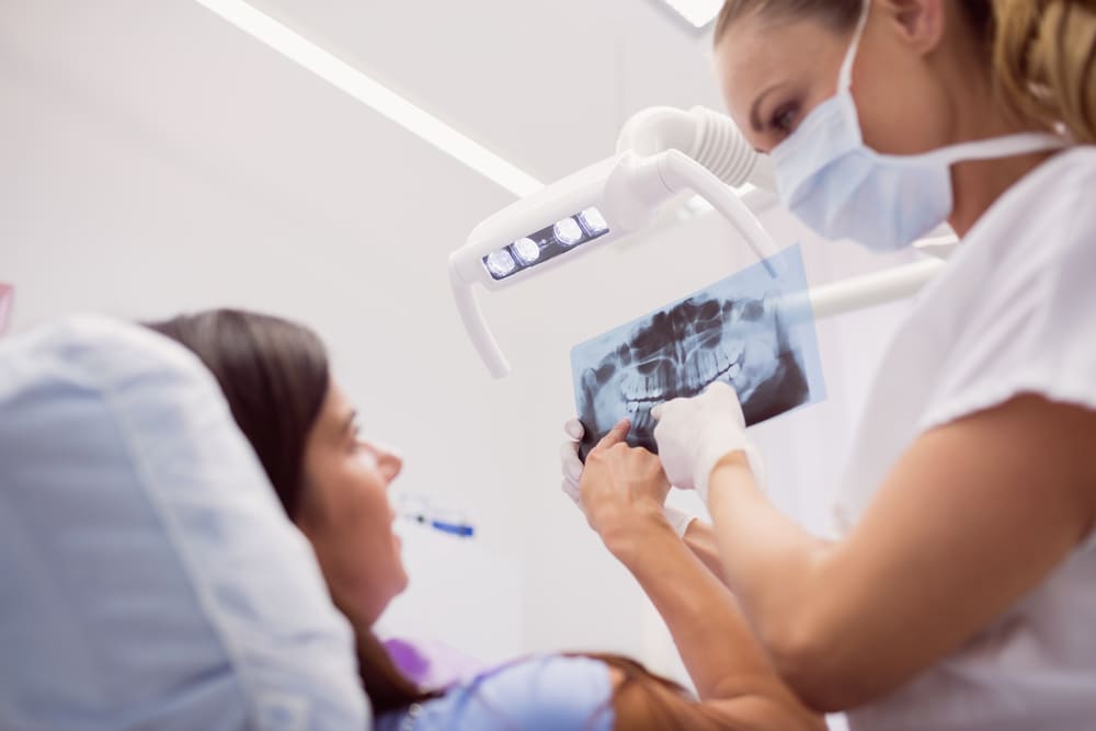 Dentista con radiografia