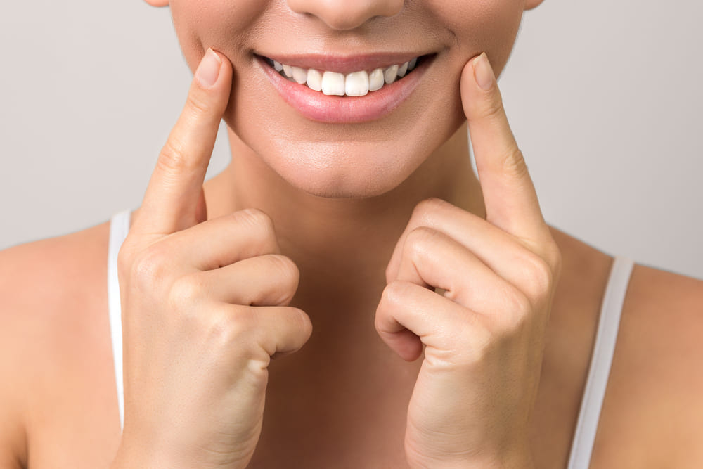 mujer-joven-hermosa-sonrisa blanqueamiento dental